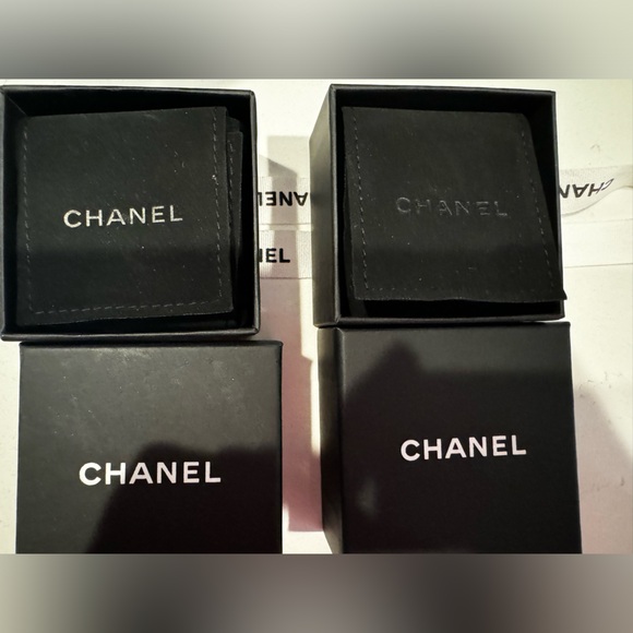 2 Chanel shopping bags with camellia flower and  ribbons, 2 small jewelry boxes. - Picture 7 of 9